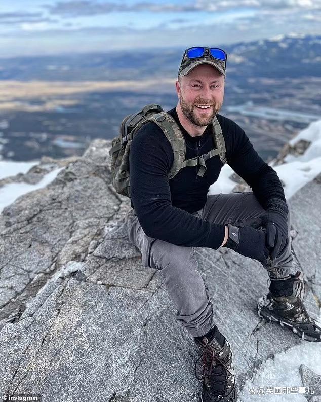 举重比赛中，加拿大选手挺进半决赛