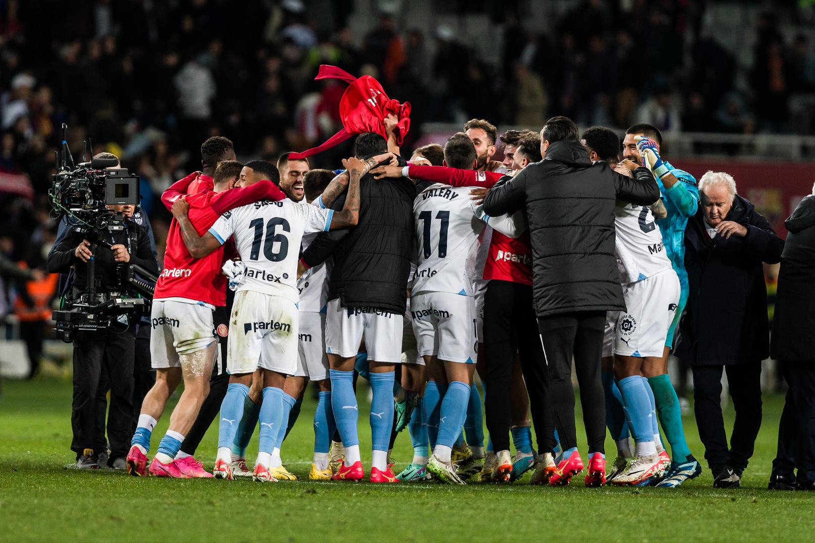 球迷狂欢庆祝本队胜利，气氛热烈