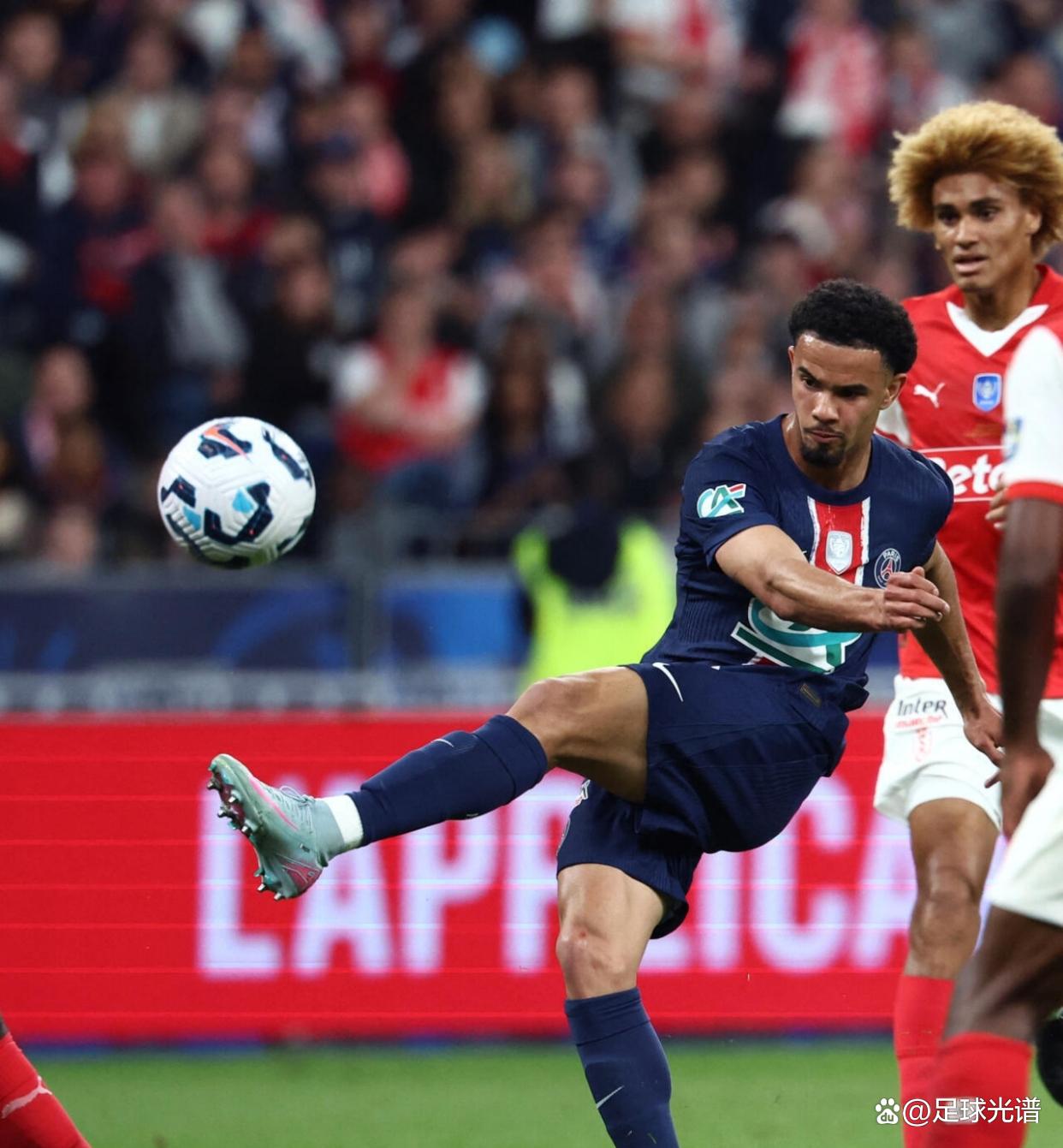 法国联赛冠军赛场上猛烈争夺