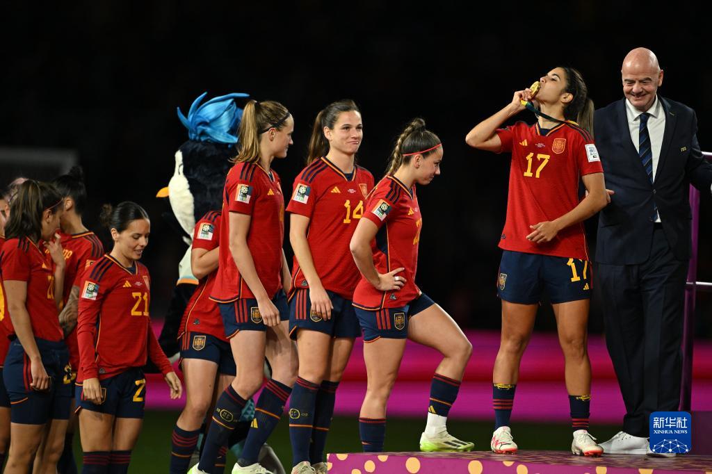 国际足球赛事，女性球员获得胜利