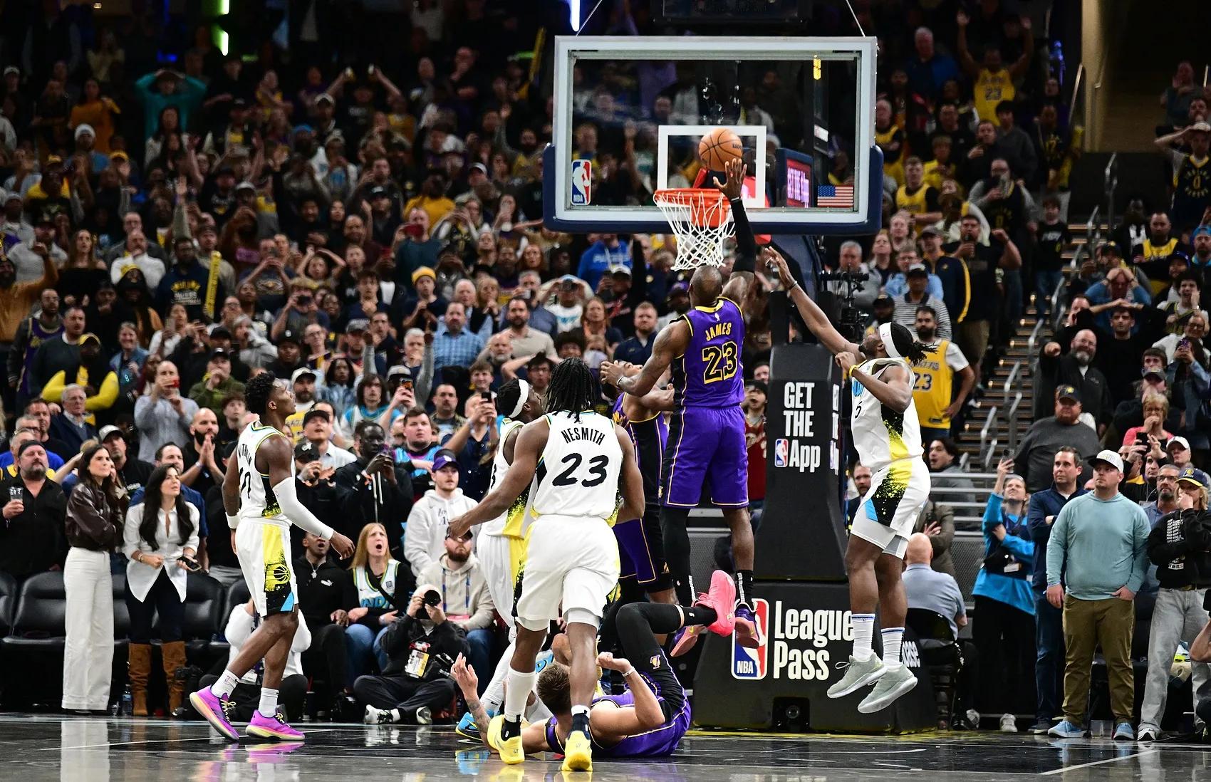 篮球赛场上的精彩表现令人惊叹和欣喜的简单介绍