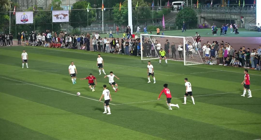 足球赛场上的战术对决，引人入胜