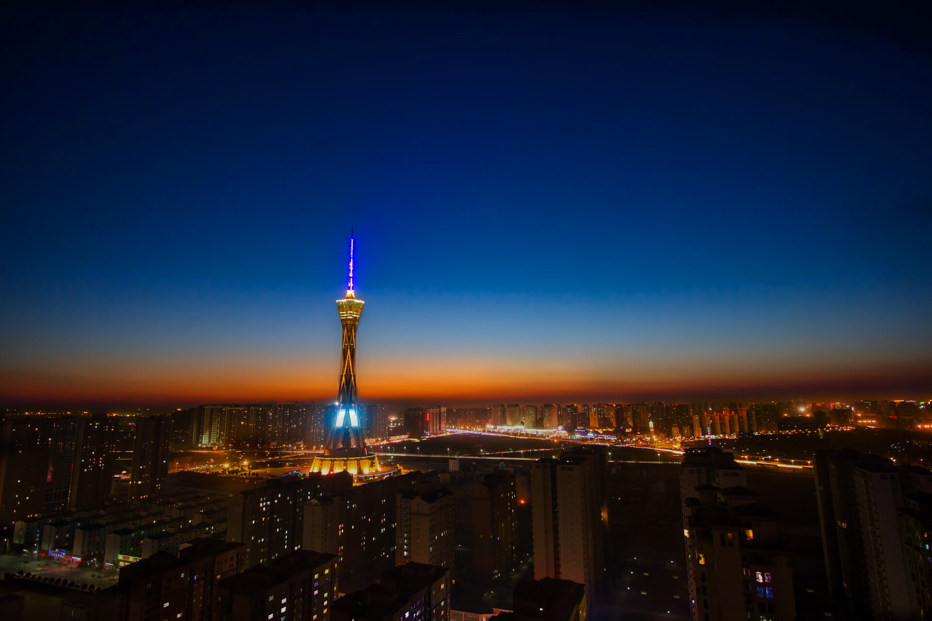 冷门与定海神针,足球之夜的双重奏鸣